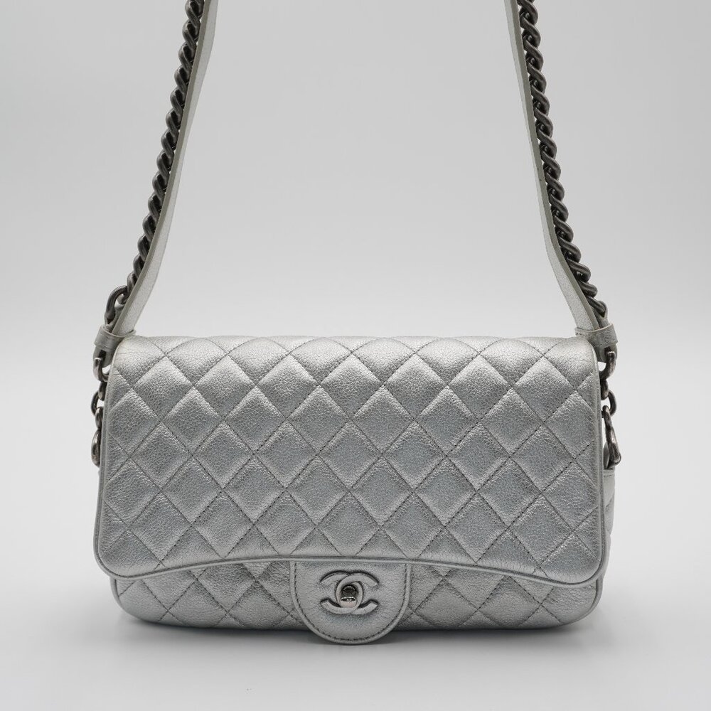 Pre-owned CHANEL Silver Quilted Airline Leather Shoulder Bag